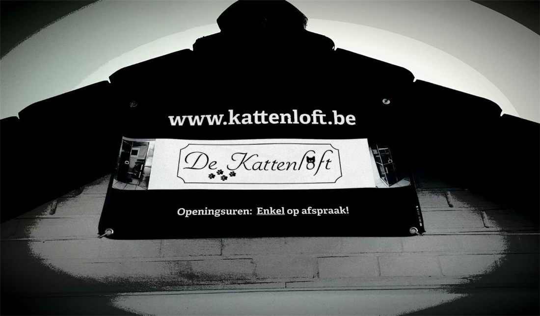 De banner aan de gevel van de Kattenloft